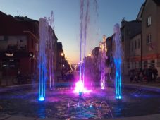 Wieczorem uruchomienie fontanny na ulicy Warszawskiej