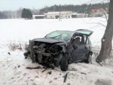 Wypadek samochodu osobowego na drodze gminnej w miejscowości Cichowo