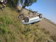 Samochód osobowy wypadł z drogi w m. Gołymin-Południe