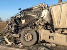 Wypadek dwóch aut ciężarowych