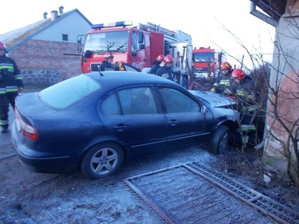 Wypadek samochodu osobowego w miejscowości Kąty