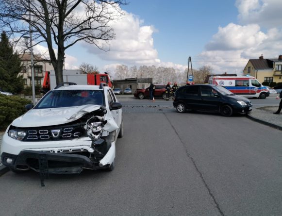 Zdarzenie drogowe w Ciechanowie przy ul. Sońskiej. Jedna osoba została zabrana do szpitala