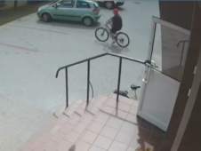 Publikujemy wizerunek sprawcy kradzieży roweru