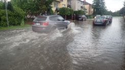 WASZE INFO/ Woda zalewa piwnice domów na ulicy Bony FOTO/VIDEO