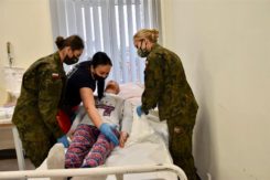 Żołnierze przeszli kurs opieki nad pacjentem leżącym, by jeszcze bardziej odciążać personel szpitali