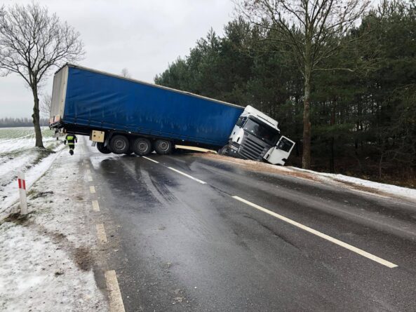 Ciężarówka zablokowała drogę