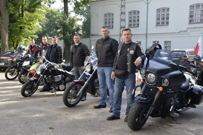 Święto 5 Mazowieckiej Brygady Obrony Terytorialnej z motocyklami w tle