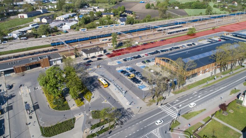 Rozpoczyna się budowa nowych miejsc parkingowych przy dworcu kolejowym