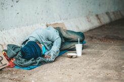 Pomoc dla osób bezdomnych w województwie mazowieckim – infolinia 987