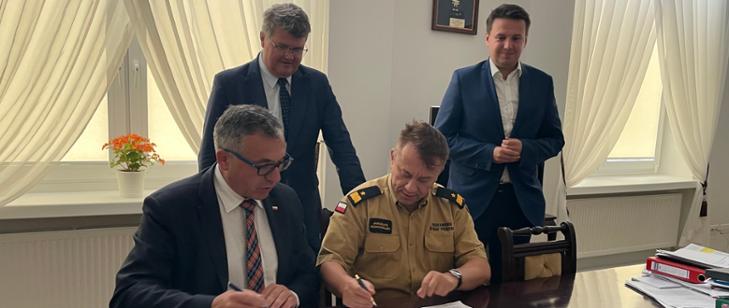 Umowy podpisane! Nowe pojazdy oraz sprzęt specjalistyczny dla strażaków z województwa Mazowieckiego